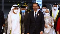 Selain itu turut menyambut Duta Besar RI untuk PEA Husin Bagis beserta istri, Duta Besar PEA untuk Indonesia Abdullah Aldhaheri, Menteri Pertahanan Prabowo Subianto, dan Atase Pertahanan di KBRI Riyadh, Brigjen TNI Putut Witjaksono Hadi beserta istri. (Muchlis Jr - Biro Pers Sekretariat Presiden)