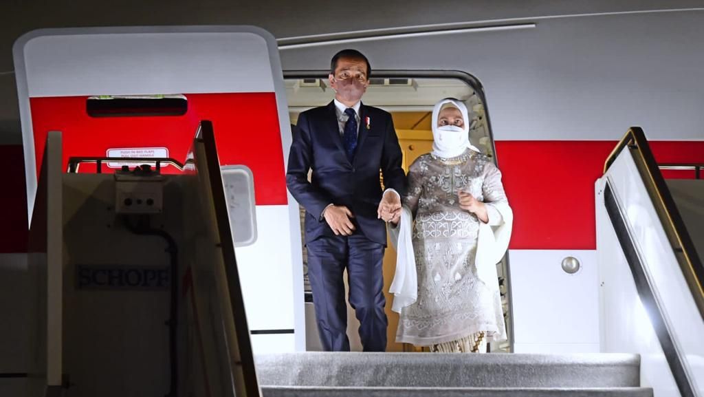 Jokowi dari Rusia Tiba di Abu Dhabi, Ada Prabowo Ikut Menyambut