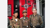 Pasukan Nazi yang terkenal bengis dan kejam ternyata justru di hadirkan di kafe ini. Kafe yang berada di Bandung akan membuat pelanggan yang datang seolah bagian dari tentara Nazi. Foto: Frist We Feast