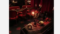 Sesuai dengan namanya Vampires Cafe di sini juga ada peti mati ala vampir yang menemani pelanggannya makan. Potongan tengkorak buatan juga ada di setiap sudut dengan suasana serba mera seolah di rumah vampir. Foto: Frist We Feast