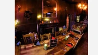 Bernama Hellfire Cafe, kafe ini berada di sebuah bangunan paling berhantu di kota London. Bahkan suasananya juga dibuat seolah seperti berada di tengah pemakaman yang mengerikan. Foto: Frist We Feast