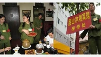 Pernah mengalami masa sulit saat era pemerintahan Mao Zedong, kafe di China ini justru menghadirkan suasana itu kembali. Kafenya didesain seolah berada di rumah seorang diktator dengan pelayan yang berseragam tentara. Foto: Frist We Feast