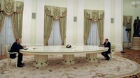 Di foto lainnya, Putin terlihat menerima Kanselir Jerman, Olaf Scholz. Keduanya terlihat duduk di kursi namun dipisahkan meja yang sangat panjang, tampak seperti meja yang sama ketika Putin menjamu Macron.Budiman menyebut sejarah dan bahasa tubuh antar Jokowi dan Putin tak akan pernah bohong. (AP Photo)