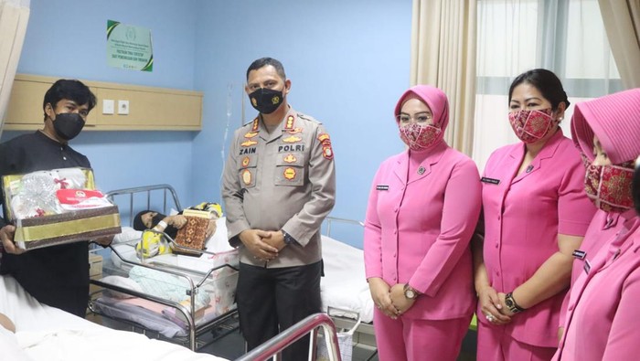 Kapolres Metro Tangerang Kota Kombes Zain Dwi Nugroho memberikan kado kepada salah satu bayi yang lahir bertepatan dengan HUT Bhayangkara