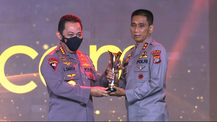 Kapolri Jenderal Listyo Sigit Prabowo menyerahkan penghargaan kepada Irjen Akhmad Wiyagus (Tangkapan layar YouTube)