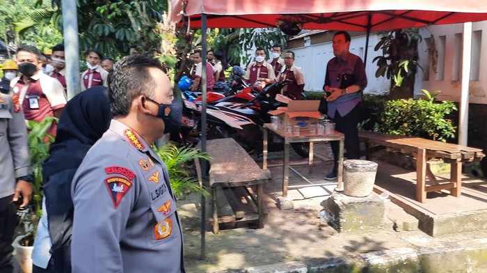 Kapolri melayat ke rumah duka Tjahjo Kumolo (Yogi-detikcom)