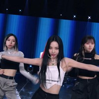 Meskipun terlihat seperti scarf, Karina aespa ternyata memakai face mask keluaran Alexander Wang sebagai atasannya. Dia memadukannya dengan cargo pants hitam dan sneakers yang cocok jadi outfit konser. Foto: dok. YouTube aespa