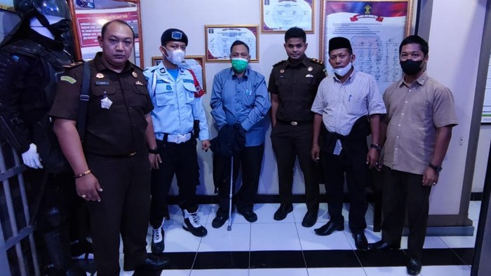 Kejaksaan menahan Indra Mukhlis