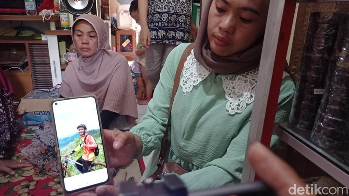 Keluarga korban menunjukkan foto Dede Saeful (36) ojol yang tewas kecelakaan.
