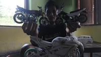 Kerajinan miniatur motor dan mobil dengan memanfaatkan bahan paralon bekas tersebut dipasarkan dengan harga Rp150 ribu hingga Rp700 ribu tergantung jenis, detail dan tingkat kesulitannya.