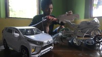 Perajin menunjukkan hasil kerajinan berbahan paralon nekas di Bugisan, Prambanan, Klaten, Jawa Tengah, Jumat (1/7/2022).