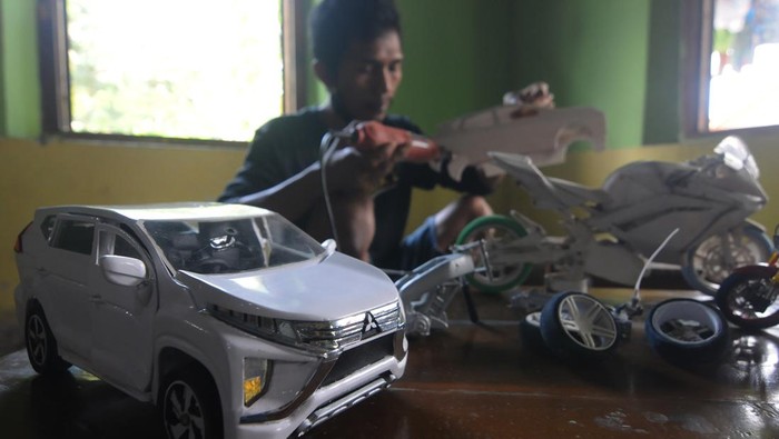 Perajin menunjukkan hasil kerajinan berbahan paralon nekas di Bugisan, Prambanan, Klaten, Jawa Tengah, Jumat (1/7/2022). Kerajinan miniatur motor dan mobil dengan memanfaatkan bahan paralon bekas tersebut dipasarkan dengan harga Rp150 ribu hingga Rp700 ribu tergantung jenis, detail dan tingkat kesulitannya. ANTARA FOTO/Aloysius Jarot Nugroho/rwa.