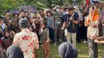 Keseruan Sandiaga Bermain Mainan Anak Desa Pandean