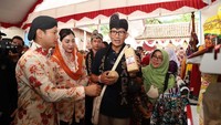 Sandiaga Uno didampingi Bupati Treanggalek, Mochamad Nur Arifin, bermain permainan tradisional khas anak Desa Pandean.