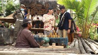 Menteri Pariwisata dan Ekonomi Kreatif/Kepala Badan Pariwisata dan Ekonomi Kreatif (Menparekraf), Sandiaga Salahuddin Uno, melakukan kunjungan ke Desa Wisata Pandean, Trenggalek, Jawa Timur.