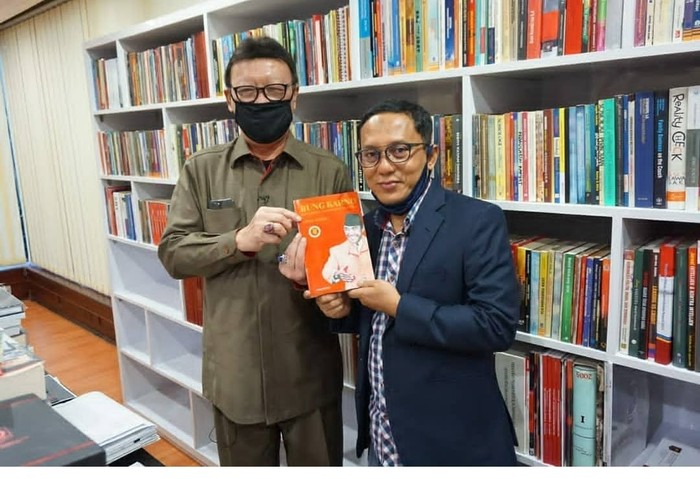 Selain keris, Tjahjo Kumolo gemar mengoleksi buku. Ribuan buku memenuhi jejeran rak panjang di ruang kerjanya sebagai Menteri Pendayagunaan Aparatur Negara dan Reformasi Birokrasi (MenPAN-RB). Buku-buku itu merupakan koleksinya selama menjadi Menteri Dalam Negeri, 2014-2019.Selain politik dan filsafat, biografi sejumlah tokoh dunia menghiasi rak bukunya.