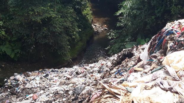 Kondisi sampah menggunung di pinggir Sungai Gandul, Dukuh Kembang, Desa Nepen, Kecamatan Teras, Kabupaten Boyolali, Jumat (1/7/2022).