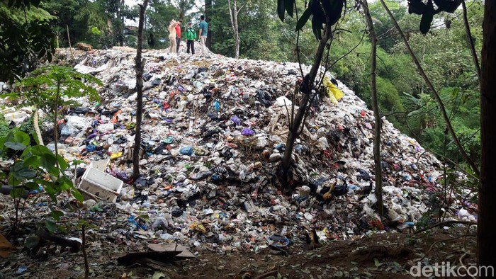 Kondisi sampah menggunung di pinggir Sungai Gandul, Dukuh Kembang, Desa Nepen, Kecamatan Teras, Kabupaten Boyolali, Jumat (1/7/2022).