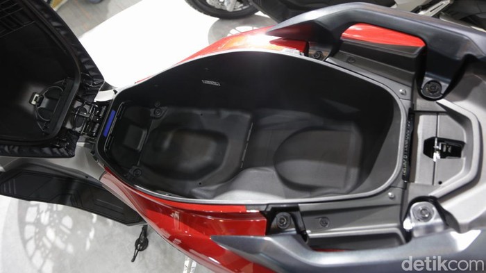 Lihat Lebih Dekat New Honda ADV 160, Harga Rp 36 Jutaan (Kiri-Kanan) Marketing Director AHM, Thomas Wijaya, President Director AHM, Keiichi Yasuda, Executive Vice President Director AHM, Johannes Loman dan Marketing Director AHM, Tetsuya Komine dan jajaran Board of Director PT Astra Honda Motor berfoto bersama dengan model terbaru sepeda motor All New Honda ADV160 yang berlangsung AHM Safety Riding Park, Cikarang, Jumat (1/7/2022).