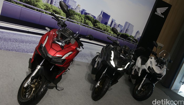 (Kiri-Kanan) Marketing Director AHM, Thomas Wijaya, President Director AHM, Keiichi Yasuda, Executive Vice President Director AHM, Johannes Loman dan Marketing Director AHM, Tetsuya Komine dan jajaran Board of Director PT Astra Honda Motor berfoto bersama dengan model terbaru sepeda motor All New Honda ADV160 yang berlangsung AHM Safety Riding Park, Cikarang, Jumat (1/7/2022).