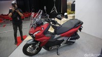 Pada bagian belakang, disematkan twin subtank rear suspension untuk memberikan kenyamanan dan kestabilan optimal pada saat menikung, jalan bergelombang dan berboncengan. Penggunaan tapered handle bar dan ban semi dual purpose berukuran besar 110/80 - 14 (depan) serta 130/70 - 13 (belakang) semakin memberikan kesan gagah.  