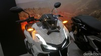 New Honda ADV 160 dilengkapi LED dan daytime running lights (DRL) yang modern. Di belakang, dilengkapi lampu stop dan lampu sein LED, dipadukan dengan spakbor yang memiliki desain layaknya motor besar.  