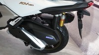 Desain suspensi depan yang kokoh serta penyematan wavy disc brake sebesar 240mm pada roda depan dan sebesar 220 mm pada roda belakang memberikan kestabilan dalam melakukan pengereman.  