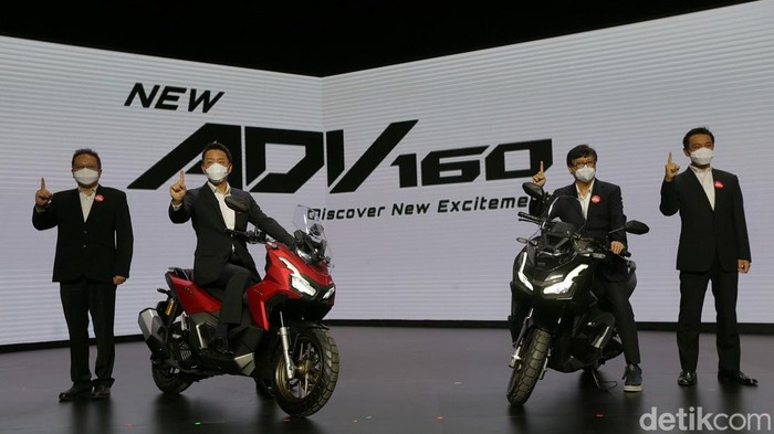 Lihat Lebih Dekat New Honda ADV 160, Harga Rp 36 Jutaan (Kiri-Kanan) Marketing Director AHM, Thomas Wijaya, President Director AHM, Keiichi Yasuda, Executive Vice President Director AHM, Johannes Loman dan Marketing Director AHM, Tetsuya Komine dan jajaran Board of Director PT Astra Honda Motor berfoto bersama dengan model terbaru sepeda motor All New Honda ADV160 yang berlangsung AHM Safety Riding Park, Cikarang, Jumat (1/7/2022).