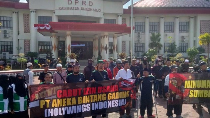 Massa demo di DPRD Sukoharjo menolak pembangunan Holywings Solo Baru, Jumat (1/7/2022).