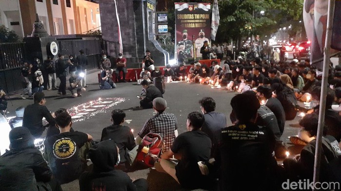 Massa gelar doa bersama di Polda Jateng, Jumat (1/7/2022).