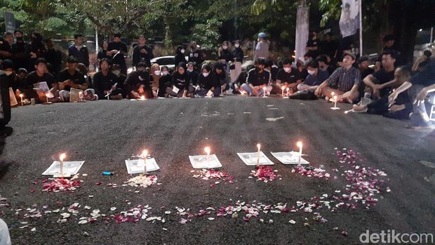 Massa gelar doa bersama di Polda Jateng, Jumat (1/7/2022).