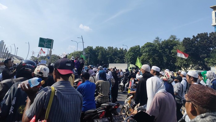 Massa PA 212 long march ke Pemkot Bekasi menuntut Holywings ditutup.