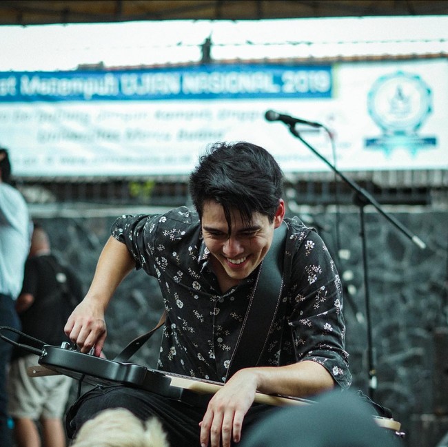 Tak hanya menjadi aktor, Maxime juga sempat menjajal dunia tarik suara. Ia pernah mengeluarkaan single pada tahun 2017. Saat itu Maxime berduet dengan Agatha Chelsea. Foto: Instagram/@bouttier_maxime