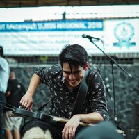 Tak hanya menjadi aktor, Maxime juga sempat menjajal dunia tarik suara. Ia pernah mengeluarkaan single pada tahun 2017. Saat itu Maxime berduet dengan Agatha Chelsea. Foto: Instagram/@bouttier_maxime