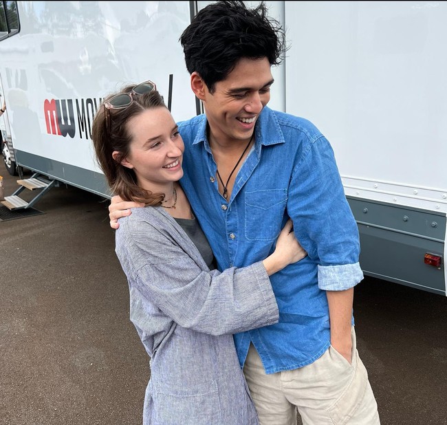 Di film Ticket to Paradise, mantan pacar Prilly Latuconsina berperan sebagai Gede, kekasih dari putri George Clooney dan Julia Roberts. Diceritakan jika Maxime dan kekasihnya itu akan segera menikah. Foto: Instagram/@bouttier_maxime