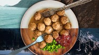 Menyebut meatball banyak yang langsung menduganya dari Swedia karena identik sebagai menu IKEA. Nyatanya meatball asli Turki, terinspirasi dari hidangan bola-bola daging khas Turki bernama köfte.