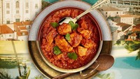 Vindaloo yang populer di India ternyata berasal dari Portugal. Hidangan ini berawal dari makanan khas Portugis bernama Carne de Vinha D’alhos, olahan daging yang dimarinasi dengan cuka wine dan bawang putih.