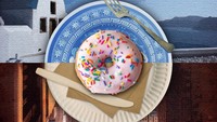 Donat identik dengan New York, Amerika Serikat karena ada banyak merek toko donat populer dunia berasal dari sana. Faktanya, donat berasal dari Yunani! Diawali dari pastry berbentuk bola-bola kecil bernama loukoumades.