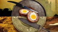 Tahukah kamu kalau Scotch Egg bukan dari Skotlandia, melainkan India! Hidangan telur rebus, daging, dan balutan tepung roti ini konon ada dalam budaya India lebih dulu. Namanya Nargisi kofta yang muncul sekitar tahun 500 Sebelum Masehi.