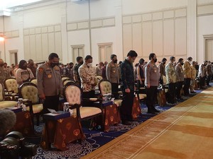 Mengheningkan Cipta untuk Tjahjo Kumolo dan Hoegeng di Hoegeng Awards 2022