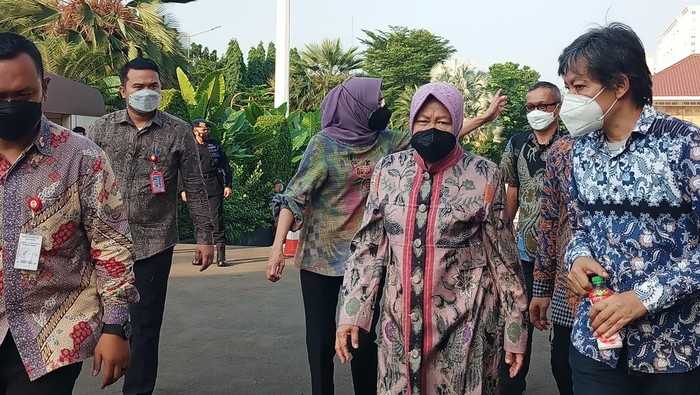 Menteri Sosial RI Tri Rismaharani tiba di TMP Kalibata untuk ikuti proses pemakaman MenPAN-RB Tjahjo Kumolo.