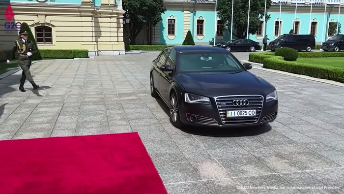 Mobil Antipeluru Tunggangan Jokowi di Ukraina