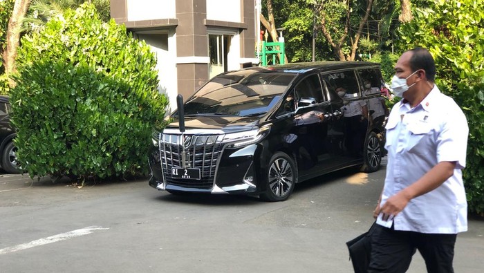 Mobil Wapres Maruf Amin datang di KemenPAN-RB. Maruf akan ikur menyalati Tjahjo Kunolo