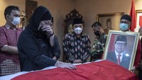 Jenazah Tjahjo Kumolo yang berbalut merah putih disemayamkan di rumah duka.