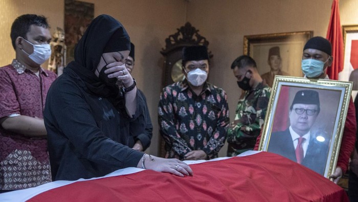 Putri Menpan RB Tjahjo Kumolo, Karunia Putripari Cendana berada di samping jenazah Menpan RB Tjahjo Kumolo saat disemayamkan di Rumah Duka, Jakarta, Jumat (1/7/2022). Tjahjo Kumolo yang juga politisi Partai PDI Perjuangan meninggal dunia pada usia 64 tahun akibat infeksi paru setelah menjalani perawatan intensif.