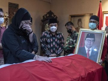 Momen Jenazah Tjahjo Kumolo Disemayamkan di Rumah Duka