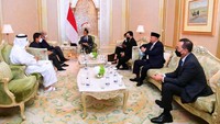 Turut mendampingi Presiden dalam pertemuan tersebut yaitu Menteri Perdagangan Zulkifli Hasan, Duta Besar RI untuk PEA Husin Bagis, Kepala Badan Otorita IKN Bambang Susantono, dan Kepala Indonesia Investment Authority (INA) Ridha Wirakusumah.