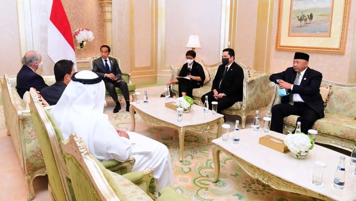 Dalam kunjungan kerjanya ke Persatuan Uni Emirat Arab, Presiden Joko Widodo berdialog dengan sejumlah investor dan pengusaha di Hotel Emirates Palace, Abu Dhabi, UEA, Jumat (1/6/2022).