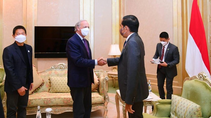 Momen Jokowi Ngobrol Bareng Pengusaha Uni Emirat Arab Dalam kunjungan kerjanya ke Persatuan Uni Emirat Arab, Presiden Joko Widodo berdialog dengan sejumlah investor dan pengusaha di Hotel Emirates Palace, Abu Dhabi, UEA, Jumat (1/6/2022).
