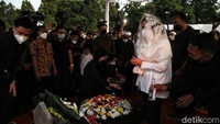 Puan langsung mendoakan jenazah.